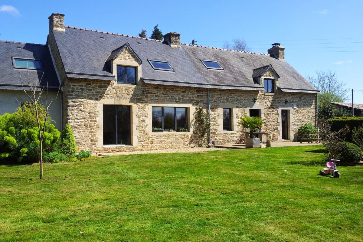 Photo d'une façade en pierre d'une maison rénovée par Thomas DANGEL.